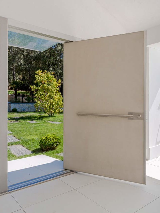 porte d'entrée blindée sur-mesure à antibes et cannes mva menuiserie