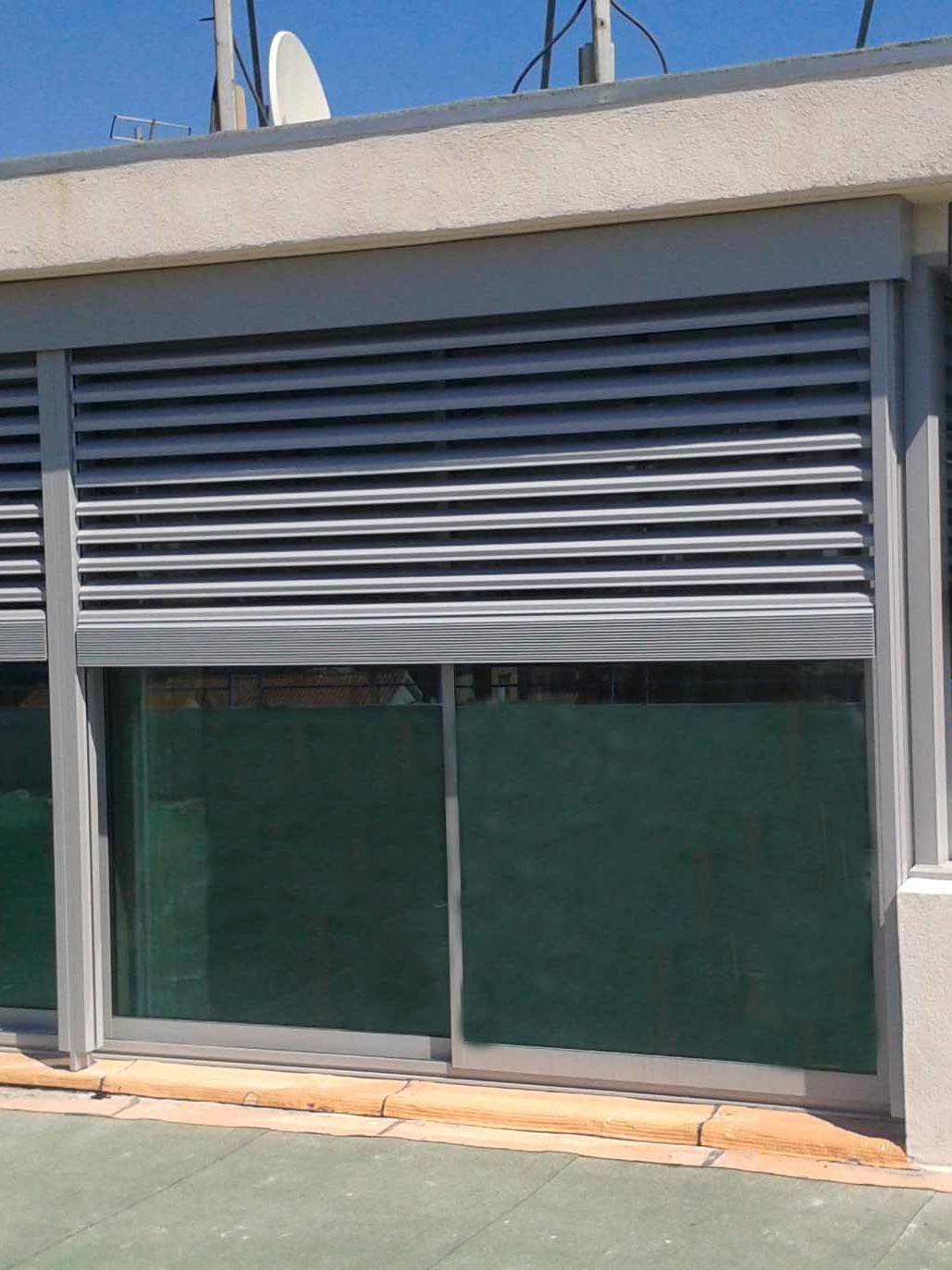 mise en place de brise-soleil sur-mesure