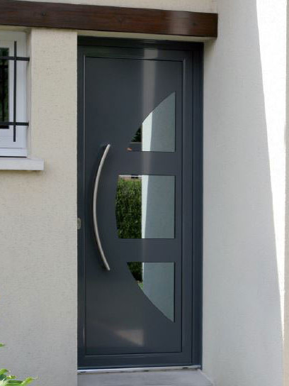 installation porte d'entrée noire sur-mesure