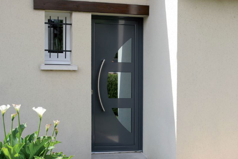 installation porte d'entr&eacute;e noire sur-mesure