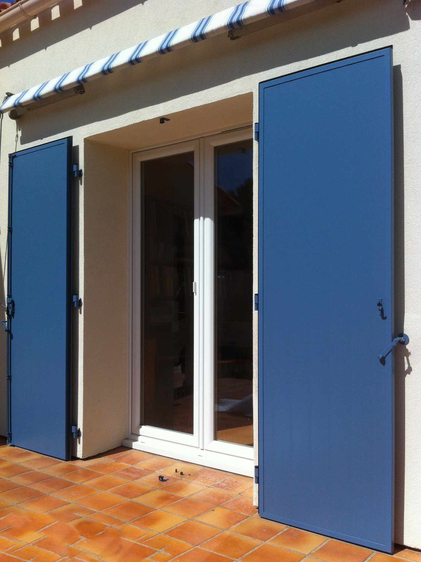 installation volets battants menuiserie sur-mesure &agrave; cannes
