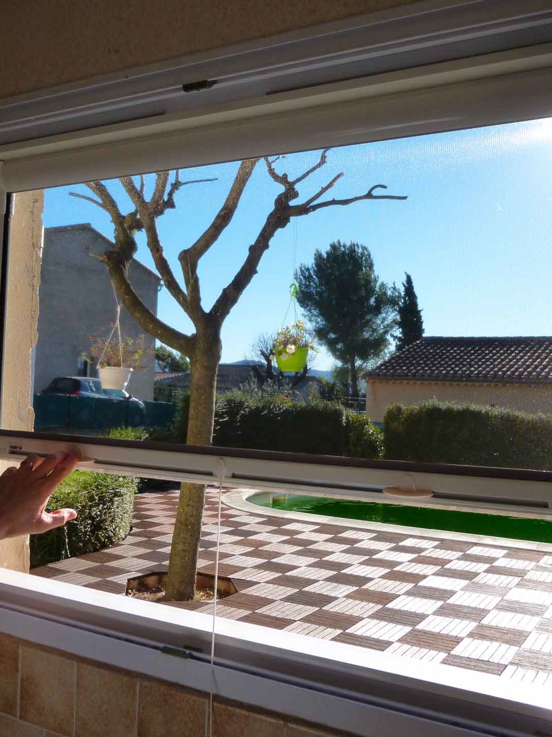installation d'une moustiquaire sur fenêtre
