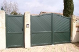 portail en aluminium plein sur-mesure