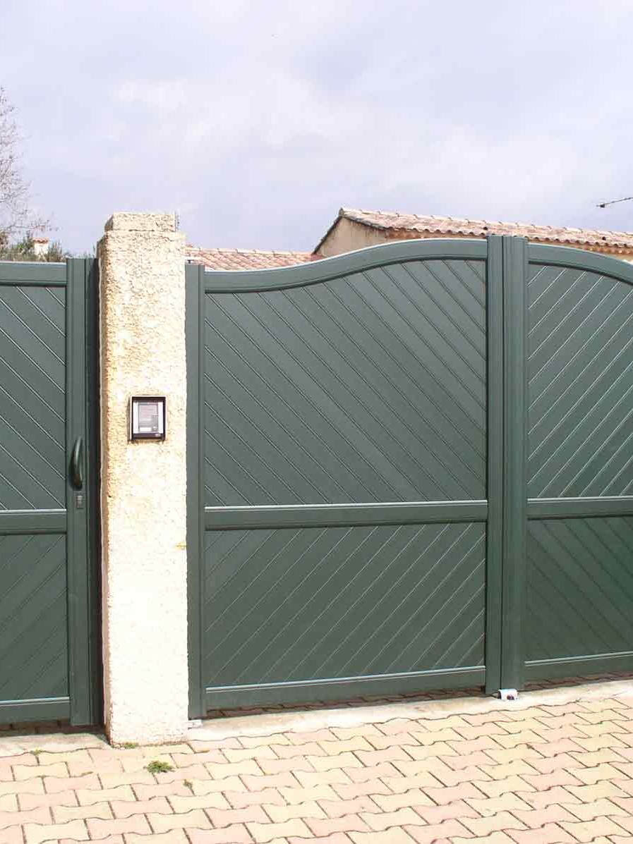 portail en aluminium plein sur-mesure