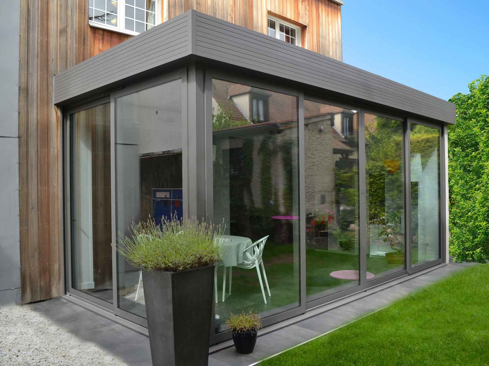 v&eacute;randa moderne sur-mesure vitr&eacute;e