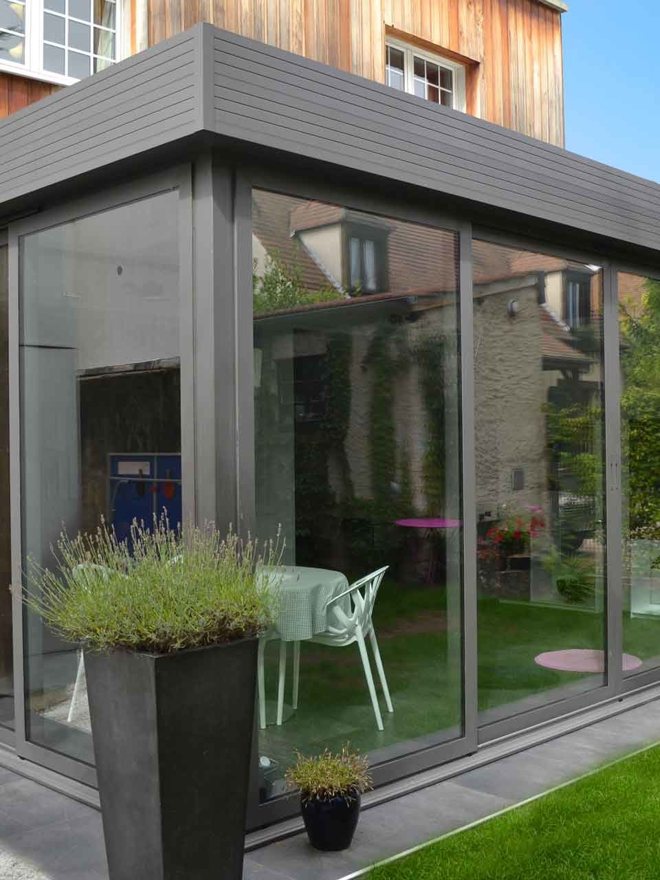 véranda moderne sur-mesure vitrée